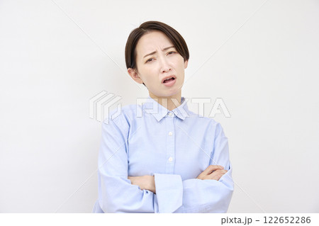 怒る女性クレーマー　白背景 122652286
