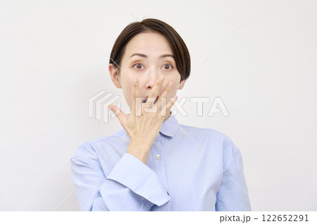 驚く女性　白背景　カメラ目線 122652291