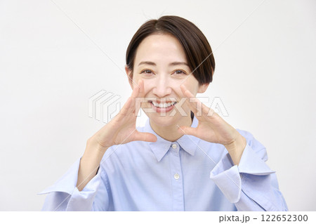 話しかける女性 白背景 話しかける女性 白背景 122652300