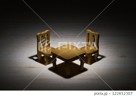 スポットライトに照らされたミニチュアのテーブルとイス 122652307