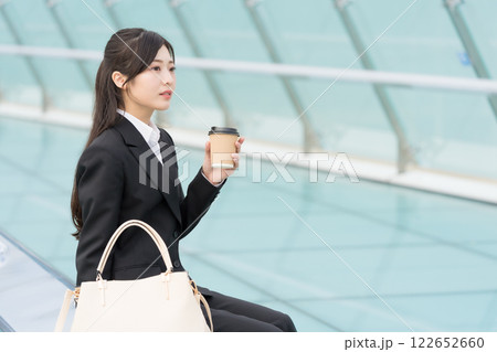 テイクアウトコーヒーでくつろぐ若いビジネスウーマン 名古屋栄 OASIS21 水の宇宙船にて テイクアウトコーヒーでくつろぐ若いビジネスウーマン 名古屋栄 OASIS21 水の宇宙船にて 122652660