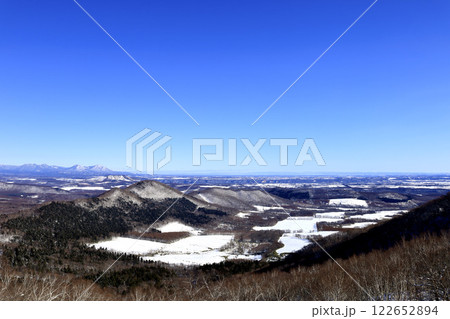 冬の北海道狩勝峠展望台から見た快晴の十勝平野の風景 122652894