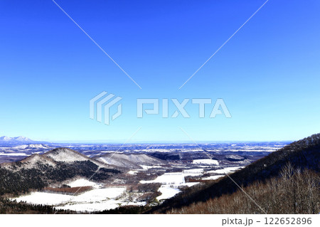 冬の北海道狩勝峠展望台から見た快晴の十勝平野の風景 冬の北海道狩勝峠展望台から見た快晴の十勝平野の風景 122652896