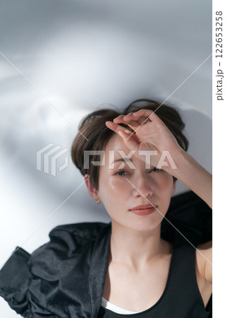 黒い衣装の女性モデル 122653258