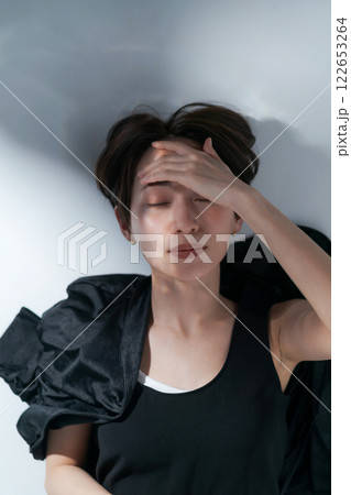 黒い衣装の女性モデル 黒い衣装の女性モデル 122653264