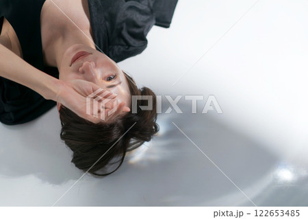 黒い衣装の女性モデル 黒い衣装の女性モデル 122653485
