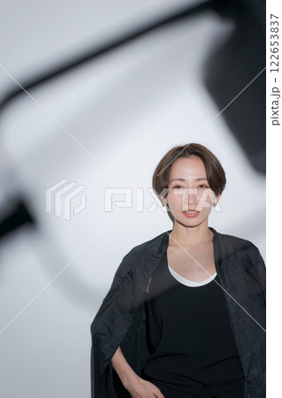 黒い衣装の女性モデル 122653837