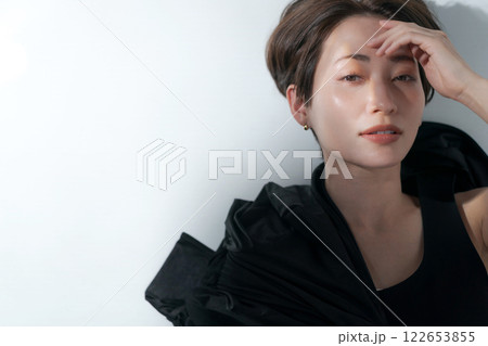 黒い衣装の女性モデル 122653855