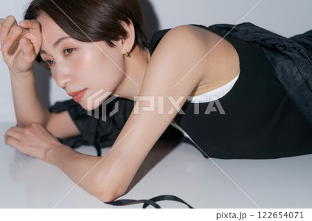 黒い衣装の女性モデル 122654071