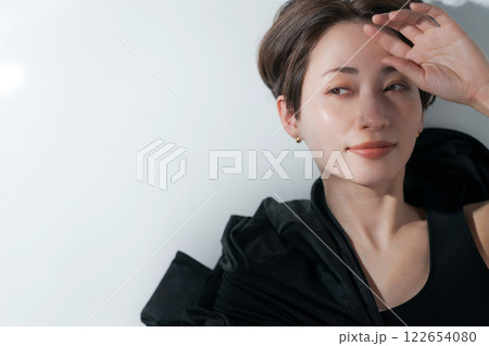 黒い衣装の女性モデル 122654080