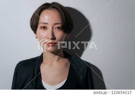黒い衣装の30代モデル 黒い衣装の30代モデル 122654217