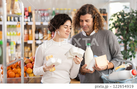 Husband and wife choose dairy products Husband and wife choose dairy products 122654919