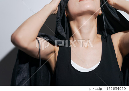 黒いアウターをかぶる女性モデル 黒いアウターをかぶる女性モデル 122654920