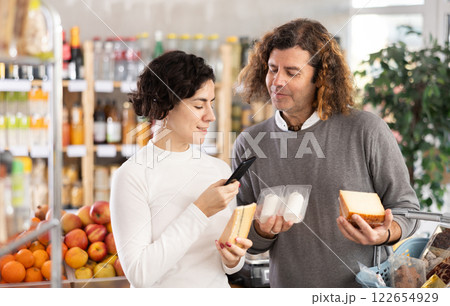 couple scans cheese on a mobile 122654929