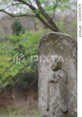 祈る石仏と新緑（出雲市） 122655479