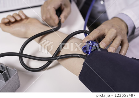診察で患者の血圧測定をする医師 医療イメージ 診察で患者の血圧測定をする医師 医療イメージ 122655497