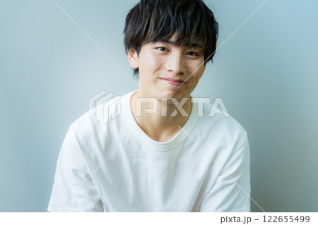 若い男性のポートレート 122655499