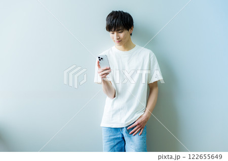 スマホを操作する若い男性 122655649