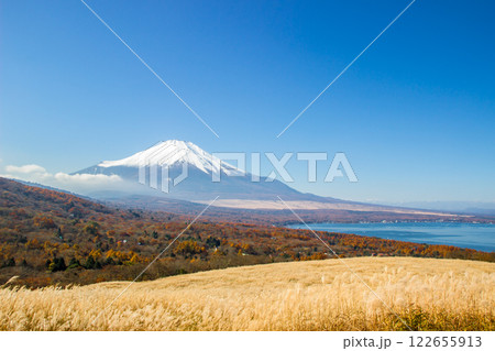 秋晴れの富士山と山中湖 秋晴れの富士山と山中湖 122655913