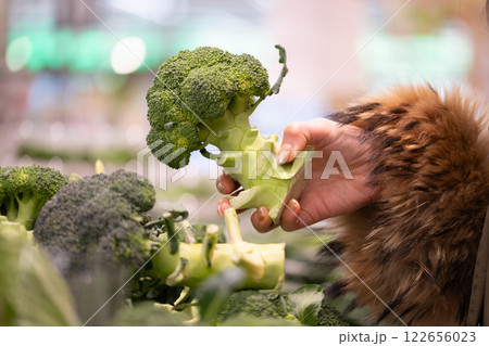 カボチャを選ぶ女性の手 122656023