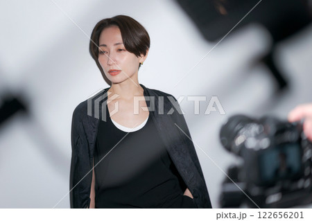 女性モデルの撮影風景 122656201