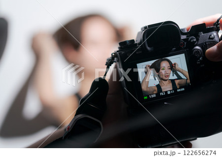 女性モデルの撮影風景 122656274