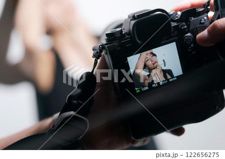 女性モデルの撮影風景 122656275