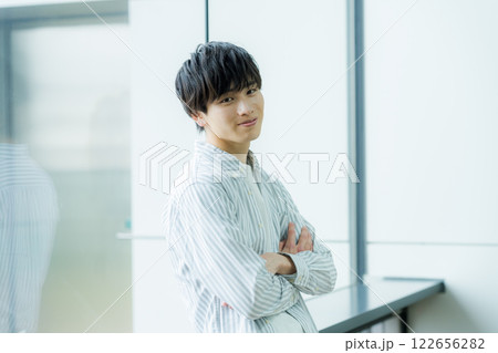 若い男性のポートレート 122656282