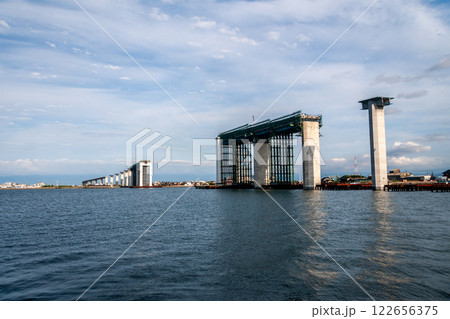 (とやまビューポイント)富山県射水市2009年5月　工事中の新湊大橋 122656375