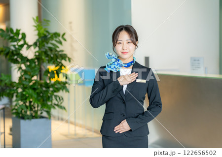 受付の若い女性 受付の若い女性 122656502