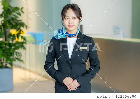 受付の若い女性 122656504
