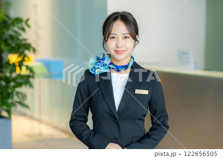 受付の若い女性 122656505