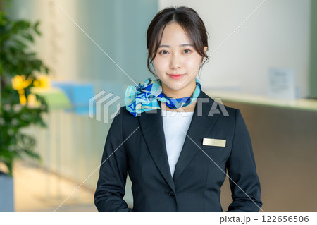 受付の若い女性 122656506