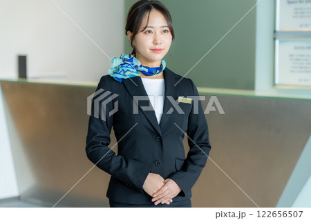 受付の若い女性 122656507