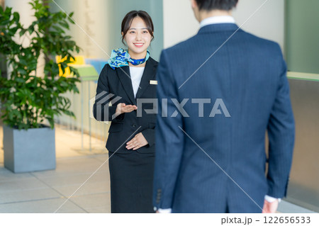 受付の若い女性 122656533