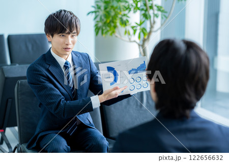 オフィスで商談するビジネスマン オフィスで商談するビジネスマン 122656632