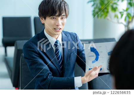 オフィスで商談するビジネスマン オフィスで商談するビジネスマン 122656635