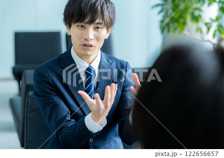 オフィスで商談するビジネスマン 122656657