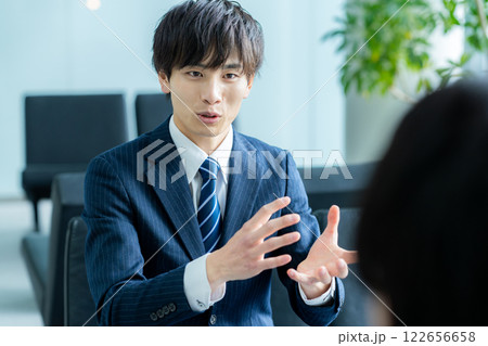 オフィスで商談するビジネスマン 122656658
