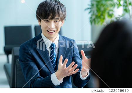 オフィスで商談するビジネスマン オフィスで商談するビジネスマン 122656659