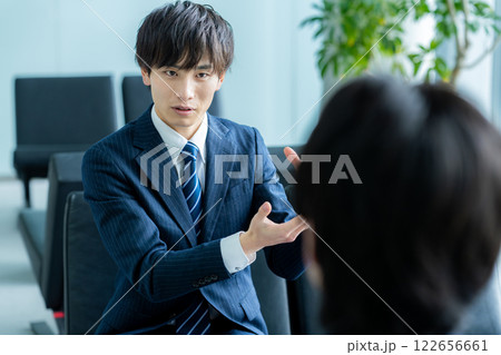 オフィスで商談するビジネスマン オフィスで商談するビジネスマン 122656661