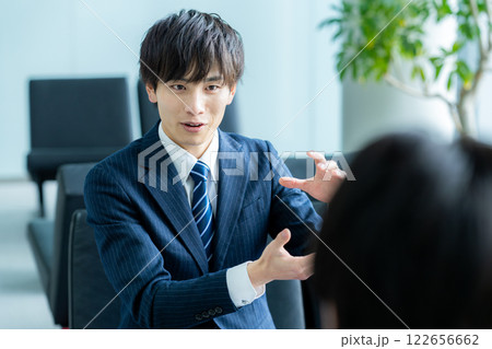 オフィスで商談するビジネスマン 122656662