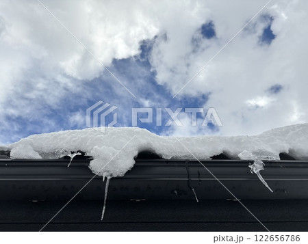 ツララと屋根雪 ツララと屋根雪 122656786