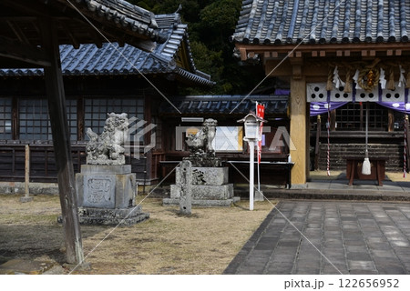 平戸城城内にある亀岡神社の狛犬 122656952