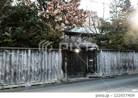 岩手県盛岡市加賀野の古民家の塀 122657409