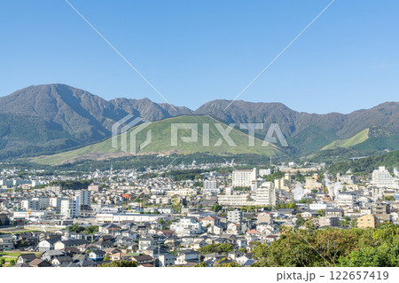 大分県別府市　湯けむり展望台から見る別府の街並み 122657419