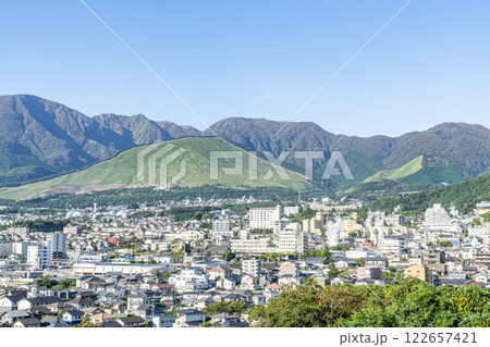 大分県別府市　湯けむり展望台から見る別府の街並み 122657421