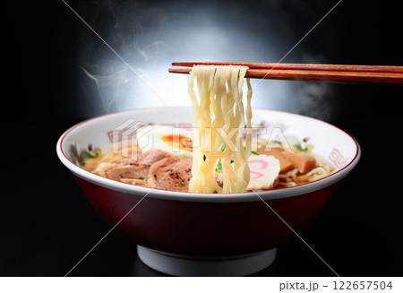 熱々のラーメン （ 醤油ラーメン ） 黒背景 122657504