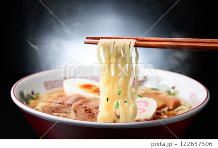熱々のラーメン （ 醤油ラーメン ） 黒背景 122657506