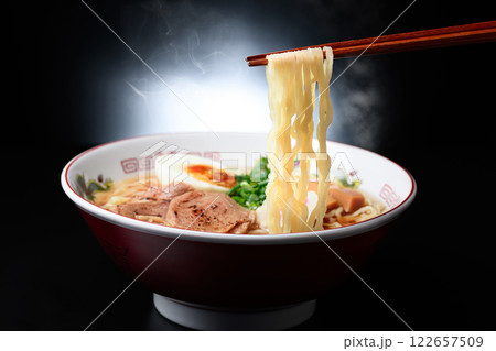 熱々のラーメン （ 醤油ラーメン ） 黒背景 122657509